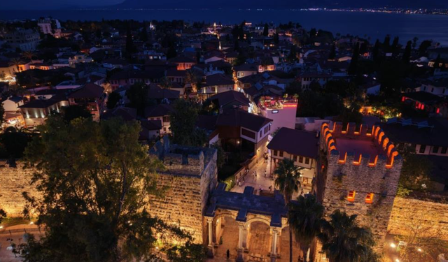 Antalya'nın tarihi kapısı aydınlatıldı