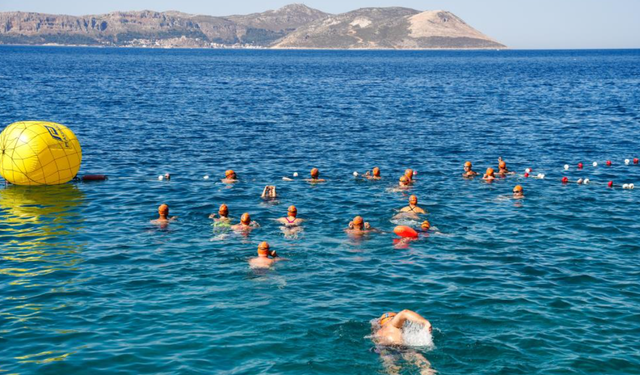 Meis-Kaş Yüzme Maratonu'nda sporcular dostluk için kulaç attı