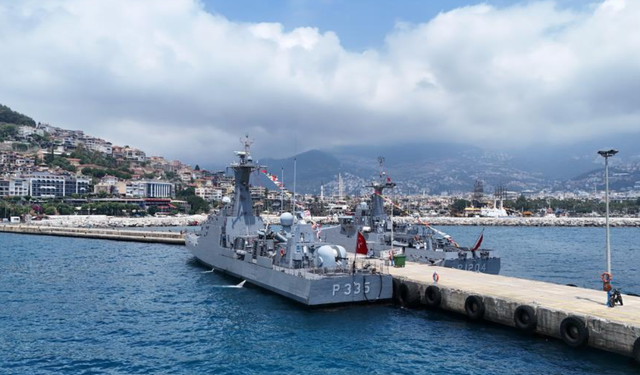 Alanya Limanı'nda savaş gemilerine yoğun ilgi