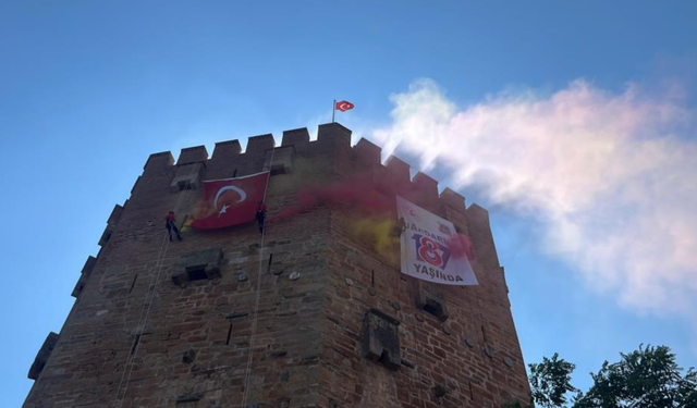 Alanya'da JAK ekiplerinden Alanya Kızılkule'de nefes kesen gösteri