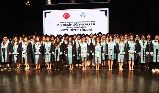 ALKÜ'de diş hekimliği fakültesinde mezuniyet heyecanı