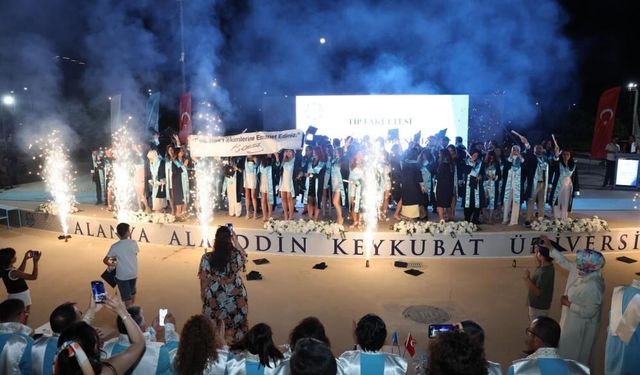 ALKÜ Tıp Fakültesi'nde 90 genç hekim mezun oldu