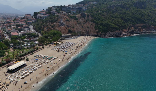 Alanya'da hava 33, deniz 29 dereceyi gördü, turistler denize koştu