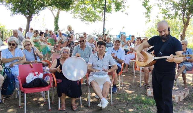 Muratpaşa’da yaşlılar türkülerle buluşuyor