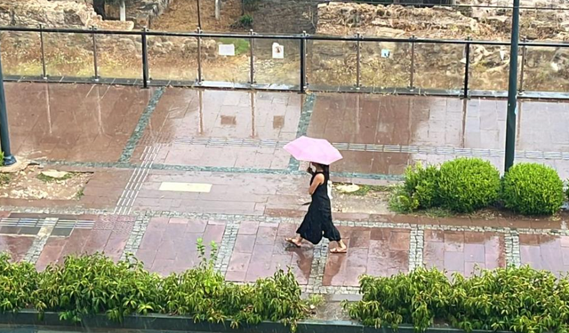 Antalya'da yaz ortasında yağmur şaşkınlığı!