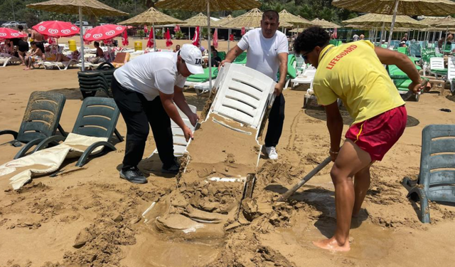 Alanya'da dev dalgalar şezlongları kuma gömdü!
