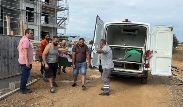 Çalışırken üzerine beton blok düştü!