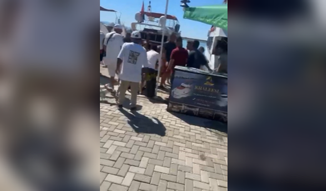 Tur teknesi çalışanlarının birbirine girdiği kavga anı görüntülendi!