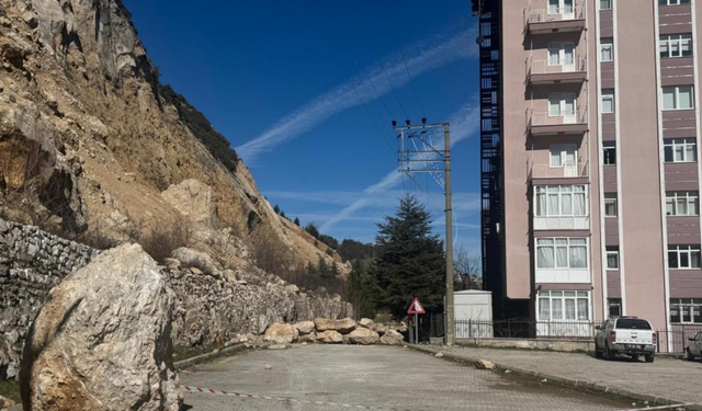 Isparta'da kayaların tehdit ettiği mahallenin geleceği masaya yatırıldı!