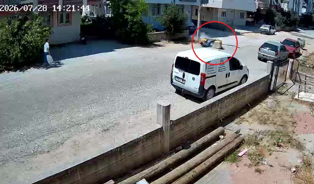Aşırı sıcağın etkisiyle direğe çarptı!