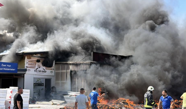 Gazipaşa’da inşaat malzemeleri deposunda yangın!