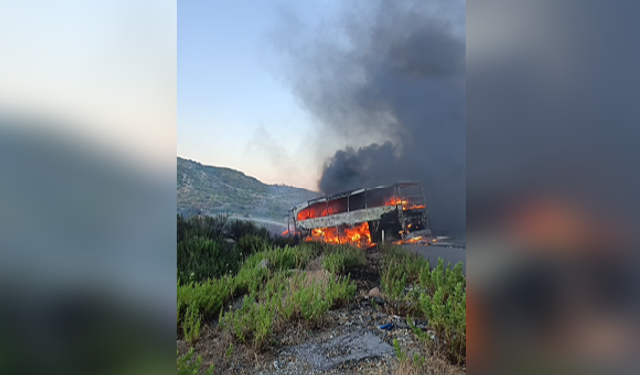 Antalya'da yanan yolcu otobüsü hurdaya döndü!