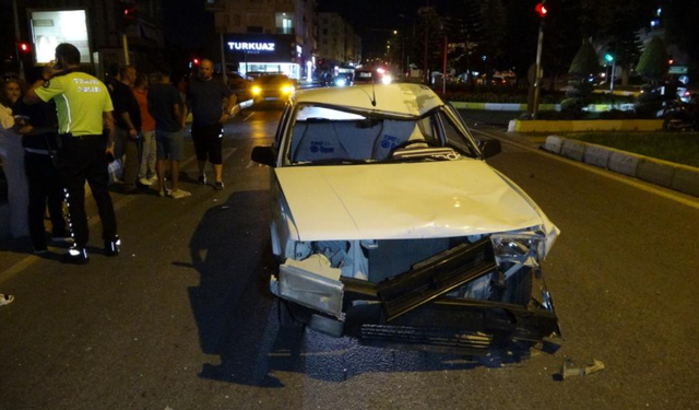 Antalya'da motosiklet ile Tofaş otomobil çarpıştı!