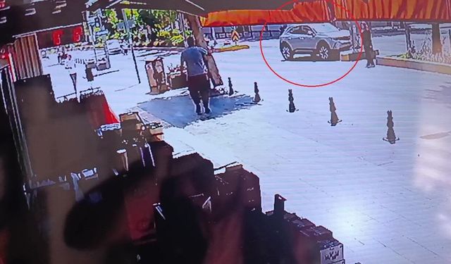 Refüje çarpan otomobilin sürücüsü yaralandı