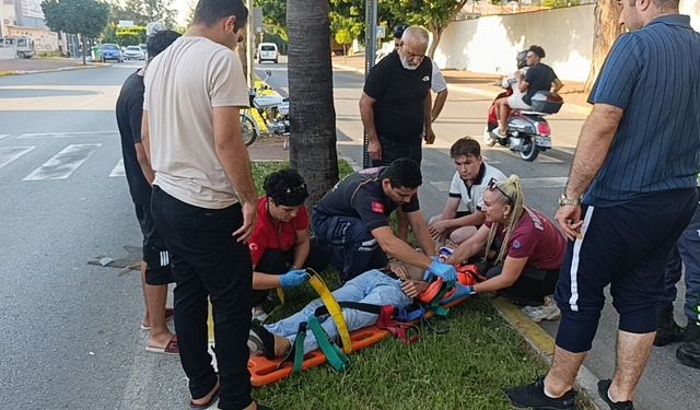 Kasise hızlı giren motosiklet devrilerek sürüklendi