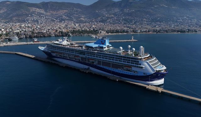 Lüks kruvaziyer bin 807 turist ile Alanya iskelesine demir attı