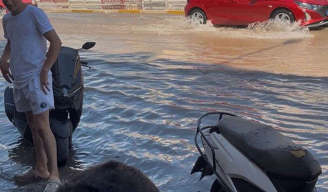 Antalya'da patlayan su borusu caddeyi gölete çevirdi