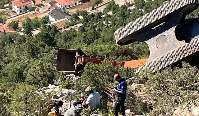 Antalya’da iş makinesi 60 metrelik uçuruma yuvarlandı!