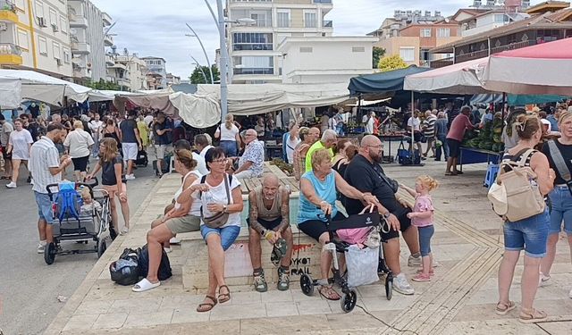 Semt pazarına turist akını