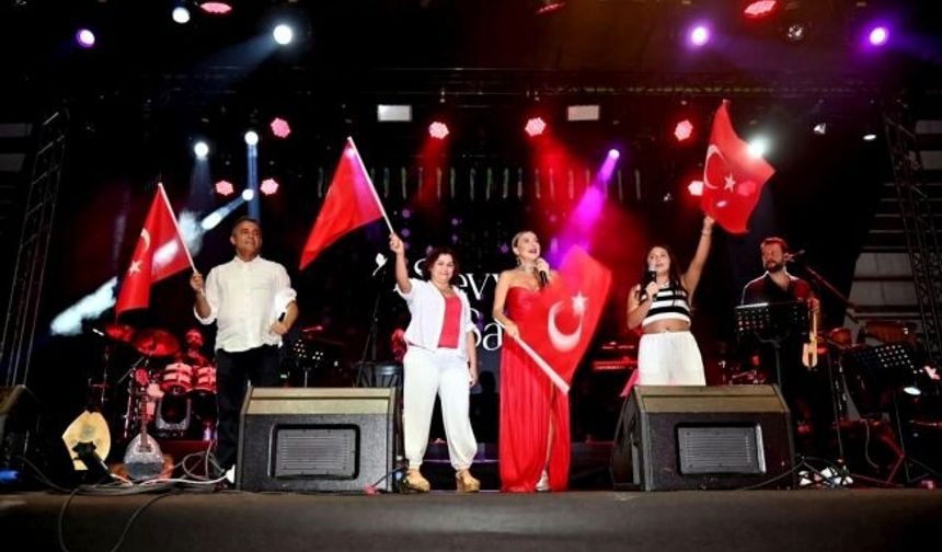 Şevval Sam Manavgat'ta sahne aldı