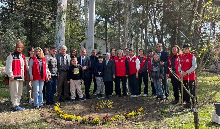 Aksu'da Tarım Lisesi öğrencilerinden özel eğitim okuluna çiçekli destek