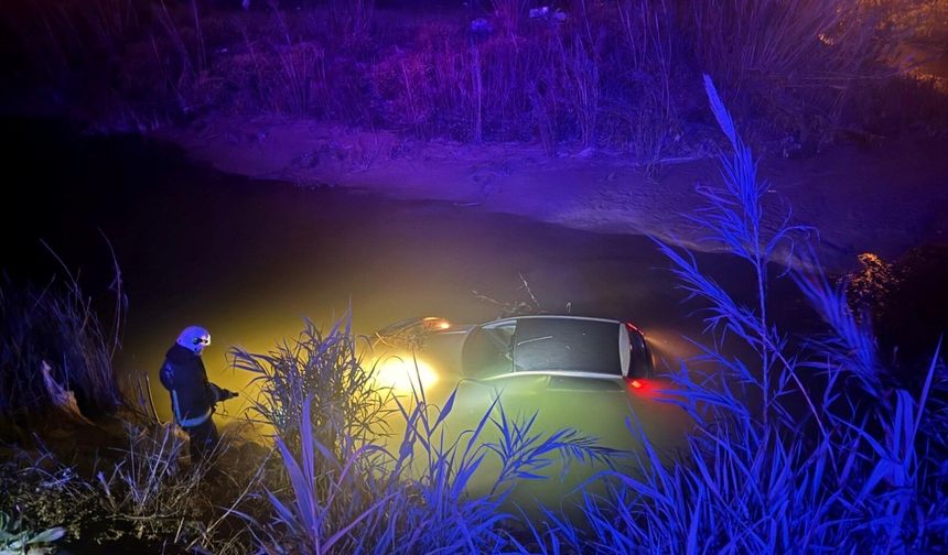 Seyir halindeki otomobil dereye uçtu!