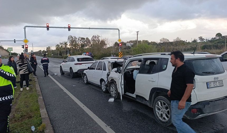 Kırmızı ışıkta bekleyen araçlara çarpıp kaçtI!