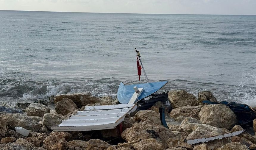 Kayalıklara çarpıp paramparça oldu!