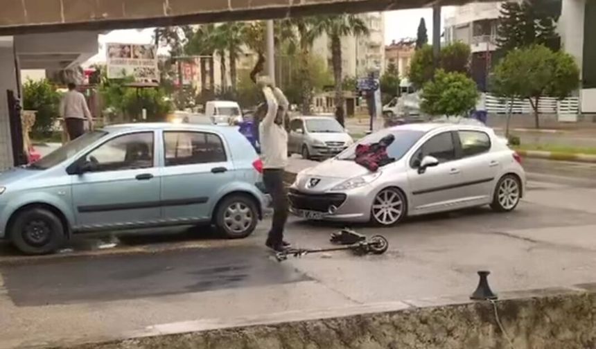 Sürekli bozulan scootera sinirlendi, öfkesini taşla parçalayarak çıkardı