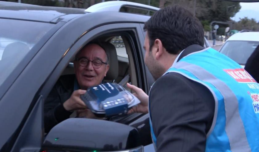 Antalya'da trafikte kalan vatandaşlara İftar sürprizi!