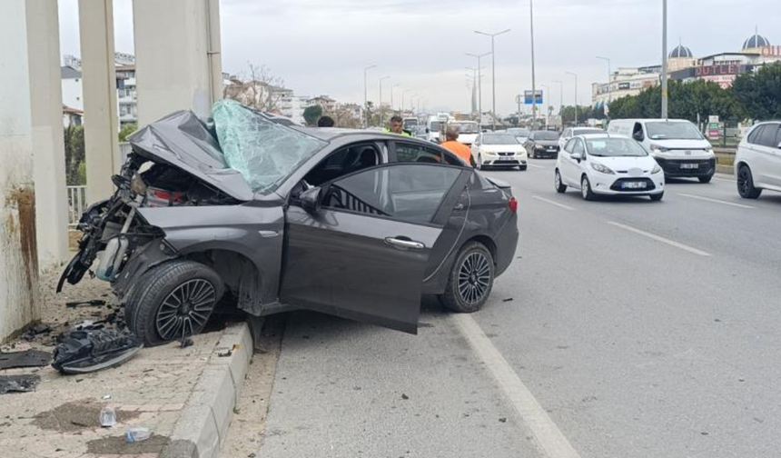 Feci kaza! Araç üst geçit ayağına çakıldı!