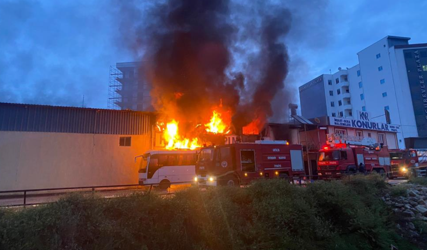 Antalya'da inşaat malzemeleri deposunda yangın