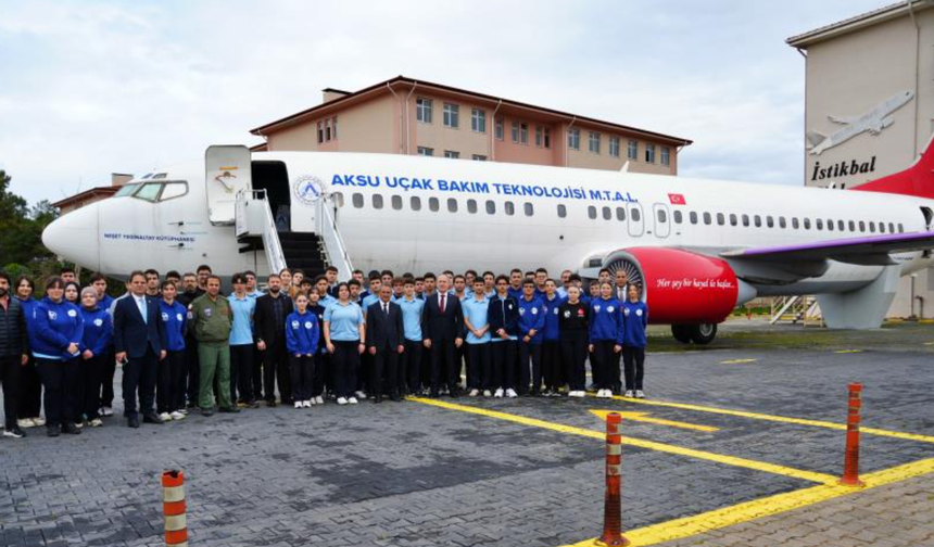 Bahçesinde Boeing 737 eğitim uçağı ve F-4 Phantom ile geleceğin havacılarını yetiştiren lise