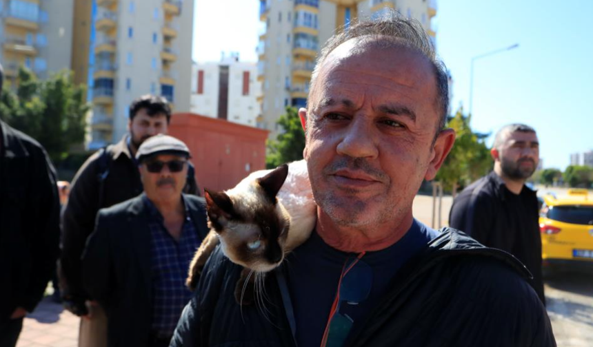 Alev topuna dönen araçtan kedisiyle birlikte son anda çıktı!