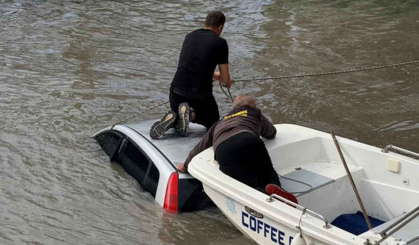 Antalya'da kontrolden çıkan otomobil ırmağa uçtu