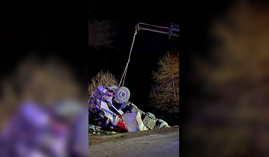 Alanya’da kamyon şarampole devrildi