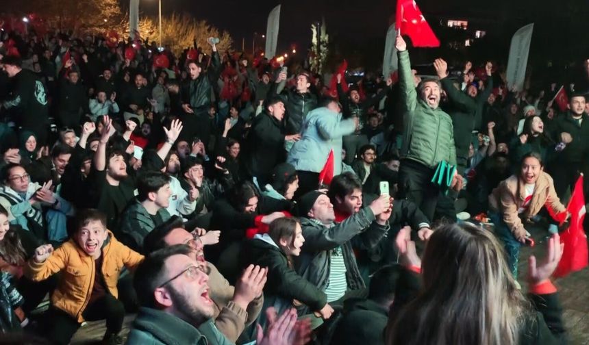 Dev ekrandaki bitiş düdüğüyle Antalya'da bayram havası esti!