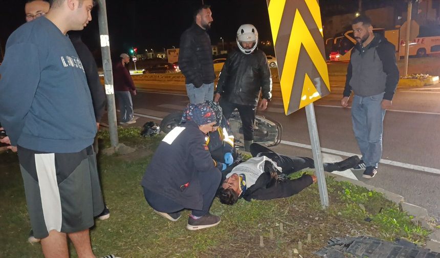 Çarpışma anı yürekleri ağza getirdi! Motosikletli acı içinde yerde kaldı