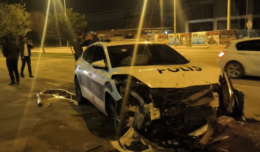 Polis otosuna çarpıp patlamış lastiklerle kaçtı!