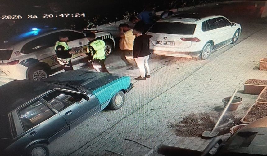 Bisiklet sürücüsü otomobil kapısına çarpıp metrelerce savruldu!