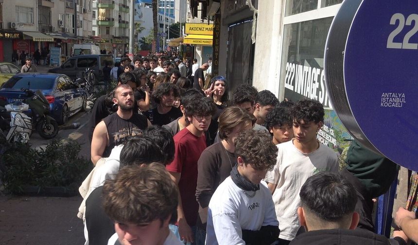 Antalya'da indirimli ikinci el giyim mağazası açılışı yoğun ilgi nedeniyle izdihama dönüştü