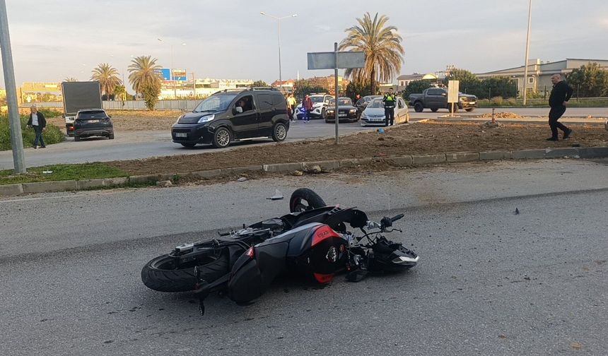 Çarpmanın etkisiyle 20 metre fırlayıp refüjdeki toprağa düşüp hayata tutundular!