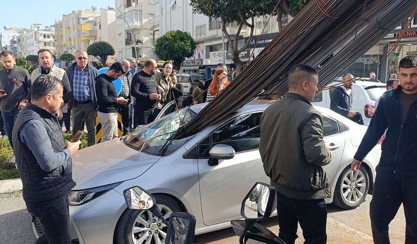 Kamyondaki demirler otomobile ok gibi saplandı!