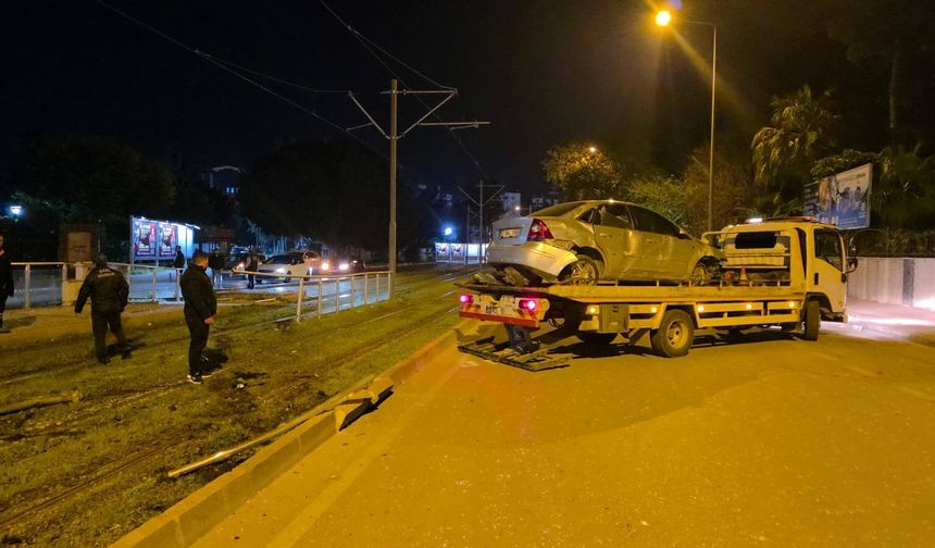 Antalya'da alkollü sürücü tramvay durağına daldı!