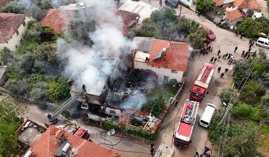 Gecekonduda çıkan yangın yan evi de sardı!