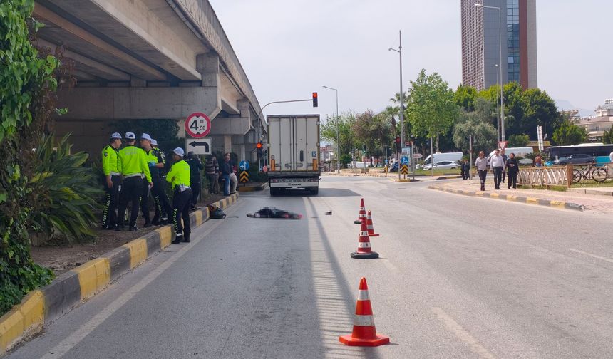 Işıkta korkunç kaza: Tırın çarptığı yaşlı kadın yaşamını yitirdi!