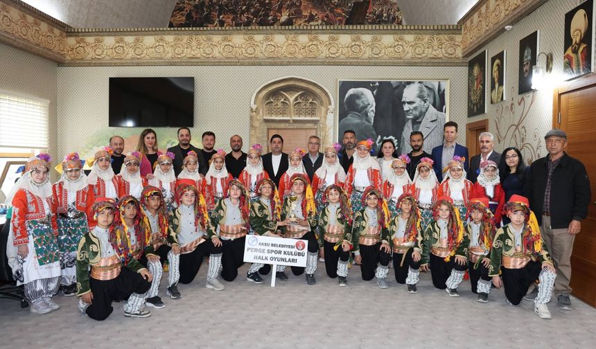 Aksu’da minik folklorcular başarılarını Başkan Vekiliyle paylaştı