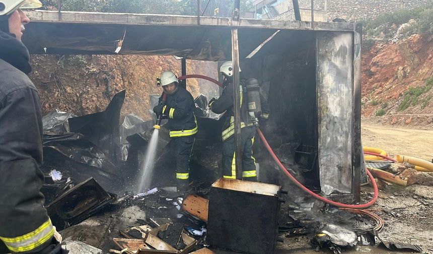 Alanya’da işçilerin kaldığı konteyner alevlere teslim oldu