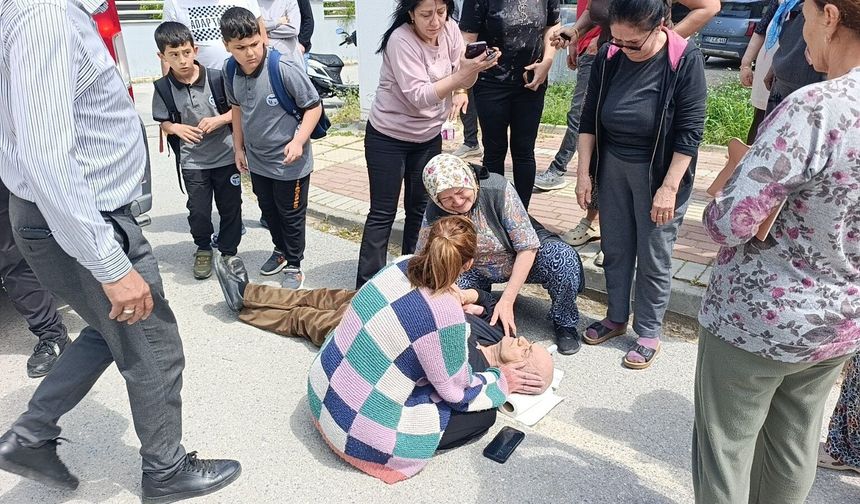 Manevra yapan öğrenci servisi görme engelli yayaya çarptı, eşi gözyaşlarına boğuldu