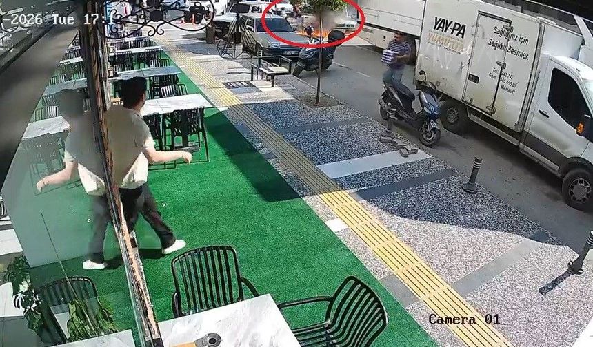 Bir anda patlayıp alev topuna dönen araçtan atlayıp canlarını zor kurtardılar!